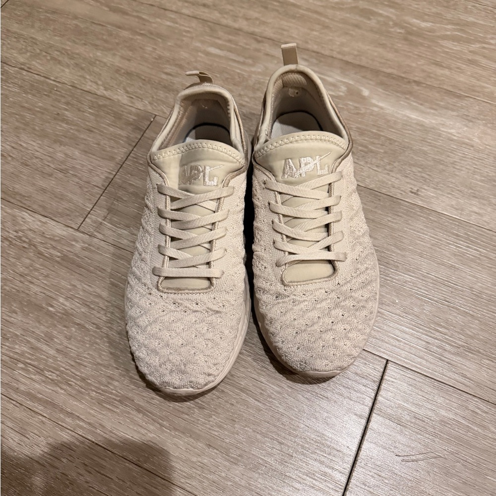 APL women’s techloom phantom Sneakers - cream 8.5 women’s